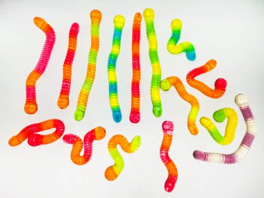 Renkli jöle, solucan şeklinde şekerler. Üst Manzara. Tatlı arkaplan