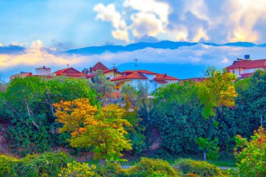 Yunanistan, kırmızı çatılı mavi dağ köyü manzarası