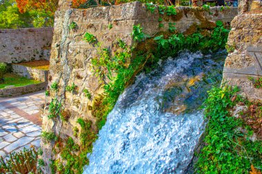 Güzel çağlayan şelale, doğal parktaki iver.. 