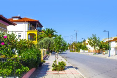 Yunanistan, köy sokağı, palmiye ağacı