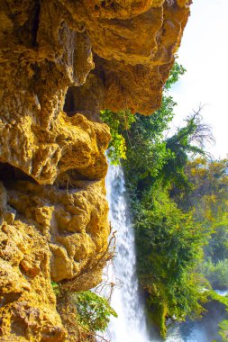 Yunanistan güzel çağlayan şelale, su sıçratan kayalar