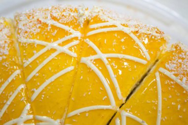 Bir parça sarı pasta, büyük beyaz tabakta yarım daire. pasta dilimleri