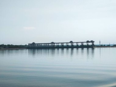 Dinyester nehrinde bir hidroelektrik santralinin barajı, birçok bölgeye elektrik sağlıyor..
