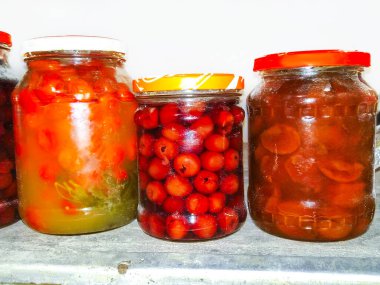 Kavanoz şişesi domates, yemek turşusu.