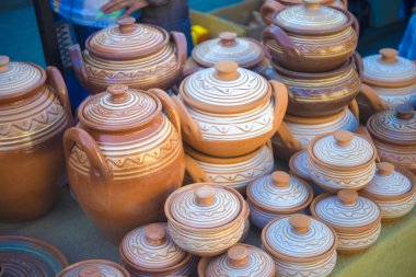 Kırsal el yapımı seramik kil kahverengi bardaklar.