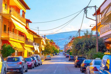 Akdeniz binaları sokak arabaları yolu 