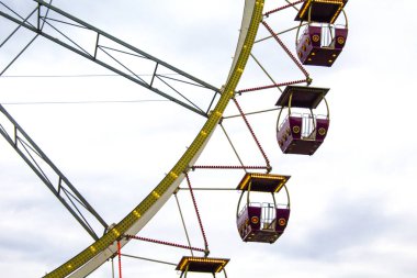 park karnavalı dönme dolap.