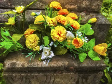 sarı yapay çiçekler mezar doğasında