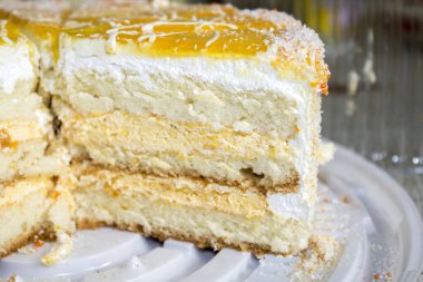 Bir parça sarı pasta, büyük beyaz tabakta yarım daire. pasta dilimleri