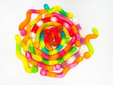 Renkli jöle, solucan şeklinde şekerler. Üst Manzara. Tatlı arkaplan