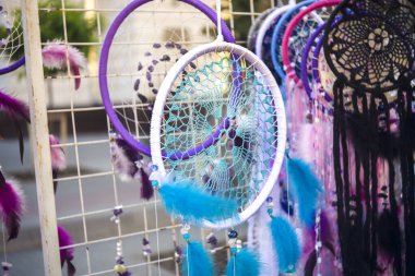 Tüylü, boncuklu ipleri sallanan bir düş kapanı.. 