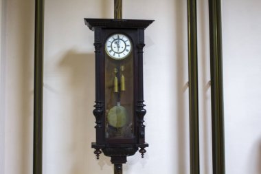 Gri arkaplanda klasik tahta duvar saati