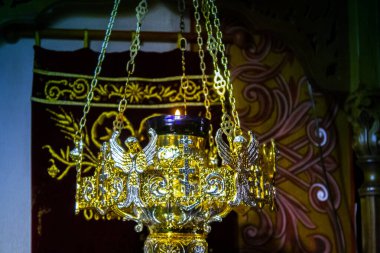 Bir sürü ışığı olan eski tavan kanezi