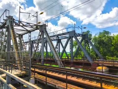 Demiryolu köprüsü inşaatı