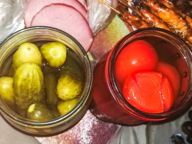 Kavanozda domates turşusu ve salatalık var.