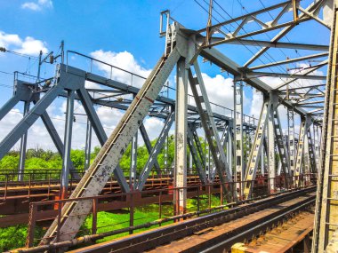 Demiryolu köprüsü perçin üzerinde metalden yapılmıştır..