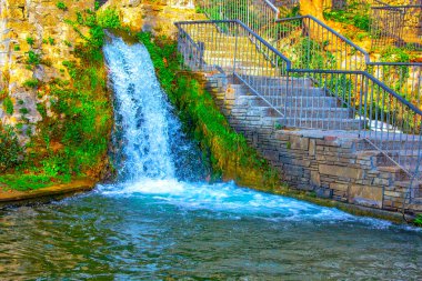 Güzel çağlayan şelale, doğal parktaki iver.. 