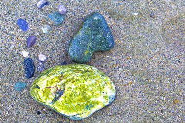 Kumda Zen taşı, çakıl taşı sanatı, küçük düz taşlar dikkatlice yerleştirilmiş.