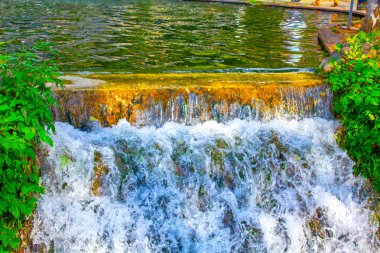 Yunanistan güzel çağlayan şelale, su sıçratan kayalar