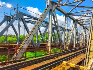 Demiryolu köprüsü perçin üzerinde metalden yapılmıştır..