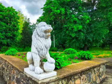 Açık hava parkındaki mermer beyaz aslan heykeli, yakın plan.