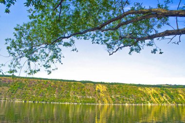  Dinyester Nehri 'nin sakin su yüzeyi ve açık yaz mevsiminde tepenin kara ufkuyla manzara