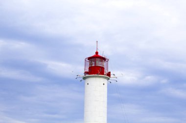 Güzel manzara. Mevcut deniz feneri. Odessa 'daki Vorontsov deniz fenerine karşı Karadeniz' in arka planı, yakın plan. Üzerinde mavi deniz manzaralı kırmızı bir kabin olan beyaz kule.