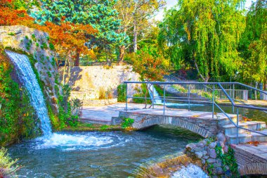 Doğal parktaki nehrin üzerindeki eski taş köprü. Güzel çağlayan şelale 