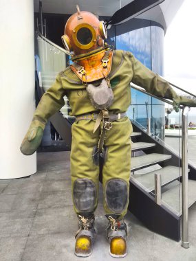 Klasik dalış metal miğfer ve kostüm