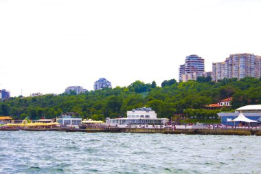 Ukrayna, Odessa 'daki Karadeniz sahili sahili, güneşli bir yaz gününde.