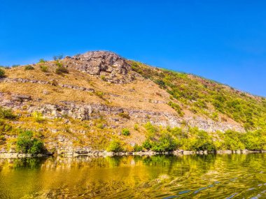  Dinyester Nehri 'nin sakin su yüzeyi ve açık yaz mevsiminde tepenin kara ufkuyla manzara