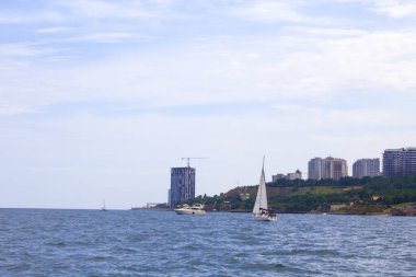 Ukrayna, Odessa 'daki Karadeniz sahili sahili, güneşli bir yaz gününde.