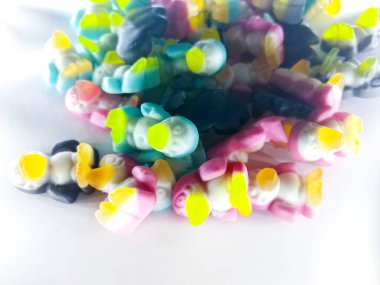 Renkli jöle, kuş şeklinde şekerler. Üst Manzara. Tatlı arkaplan