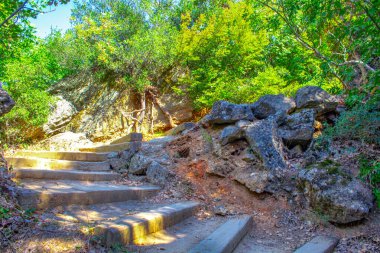 Taş bir mağaradan antik merdivenler