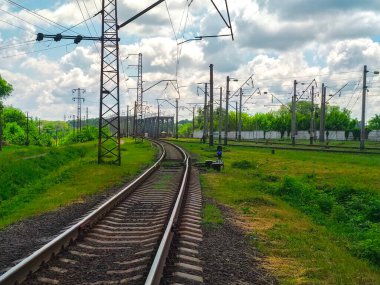 Güneşli bir günde kıvrımlı bir demiryolu
