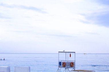 Denize yakın kumsaldaki kurtarma noktasında cankurtaran var. 