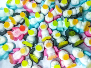 Renkli jöle, kuş şeklinde şekerler. Üst Manzara. Tatlı arkaplan