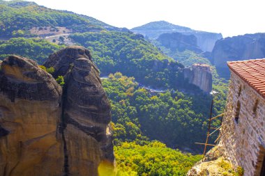 Yunanistan şatosu manastır dağ manzarası inşa ediyor