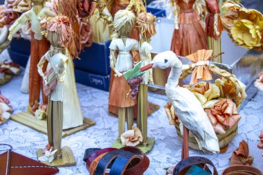 Samandan, samandan ve iple bağlanmış el yapımı oyuncaklar.