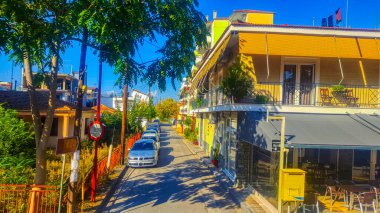 Pencereli sarı bina, dış balkon.