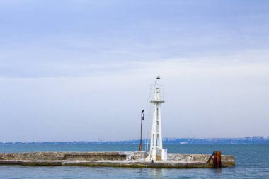 Harap olmuş eski balıkçı iskelesi denize dökülüyor. Gezinti güvertesinde yürüyüş yolları. 