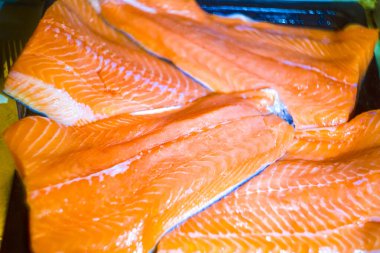 Taze çiğ somon fileto. Pişmemiş balık.