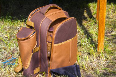 Çantalı eski bir sırt çantası. Macera yolculuğu konsepti.