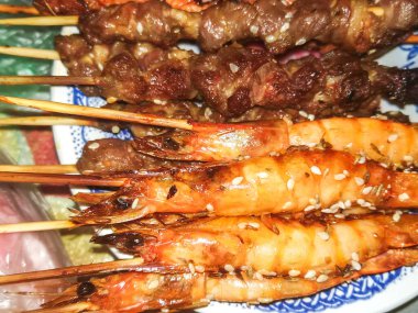 Çin yemeği, ızgara et, karides, acı biber sosu ve Çin baharatlı baharat..