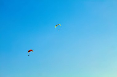 Paraşütçü paraşütçü deniz kıyısı plajı