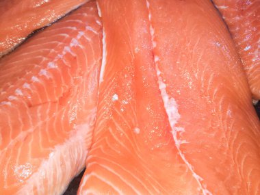 Taze çiğ somon fileto. Pişmemiş balık.