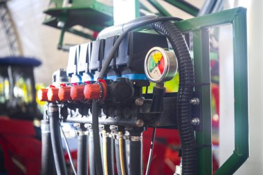 Gübre uygulaması için tarım makinesi. Kimyasal tedavi için traktör. Arka park lambası. Parça.