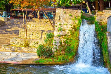 Güzel çağlayan şelale, doğal parktaki iver.. 