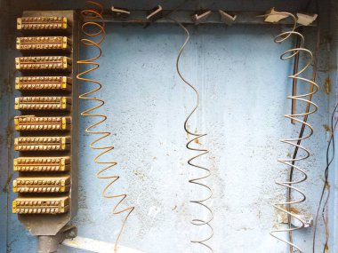 Sigorta kutusundaki elektrik kabloları. Elektriksel güç. Teknik arka plan. Elektrik santralinin elektrik şalter paneli..