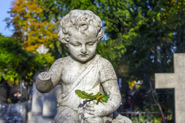 Statua Decapitata Bambino Angelo Inginocchiato Con Braccia Incrociate Contro Cielo — Foto Stock